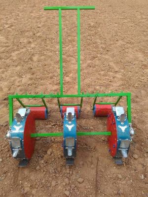 用具装置3の車輪の野菜種の種まき機械を耕作する3列