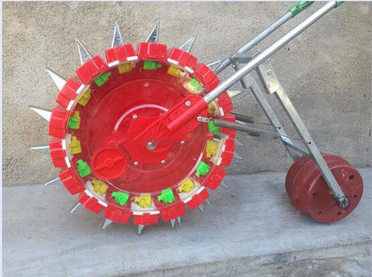 用具装置3の車輪の野菜種の種まき機械を耕作する3列