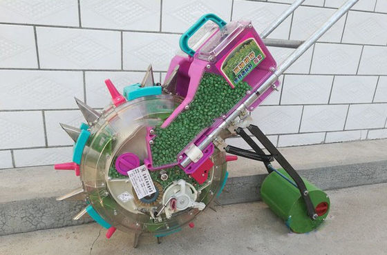 用具装置3の車輪の野菜種の種まき機械を耕作する3列