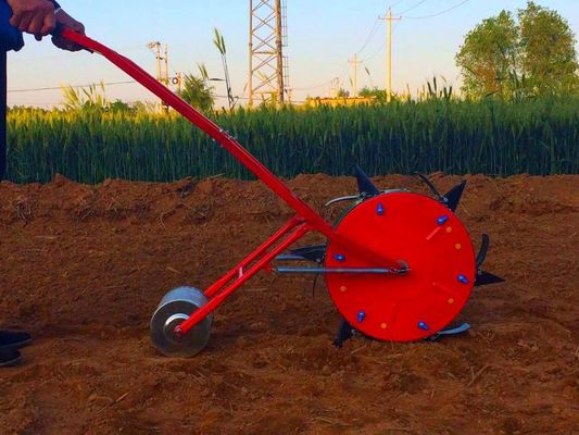 用具装置3の車輪の野菜種の種まき機械を耕作する3列