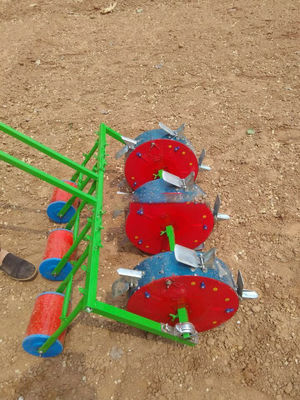 用具装置3の車輪の野菜種の種まき機械を耕作する3列